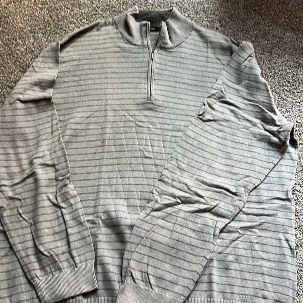 Mens Van Heusen size XL pullover gray sweater with mock neck